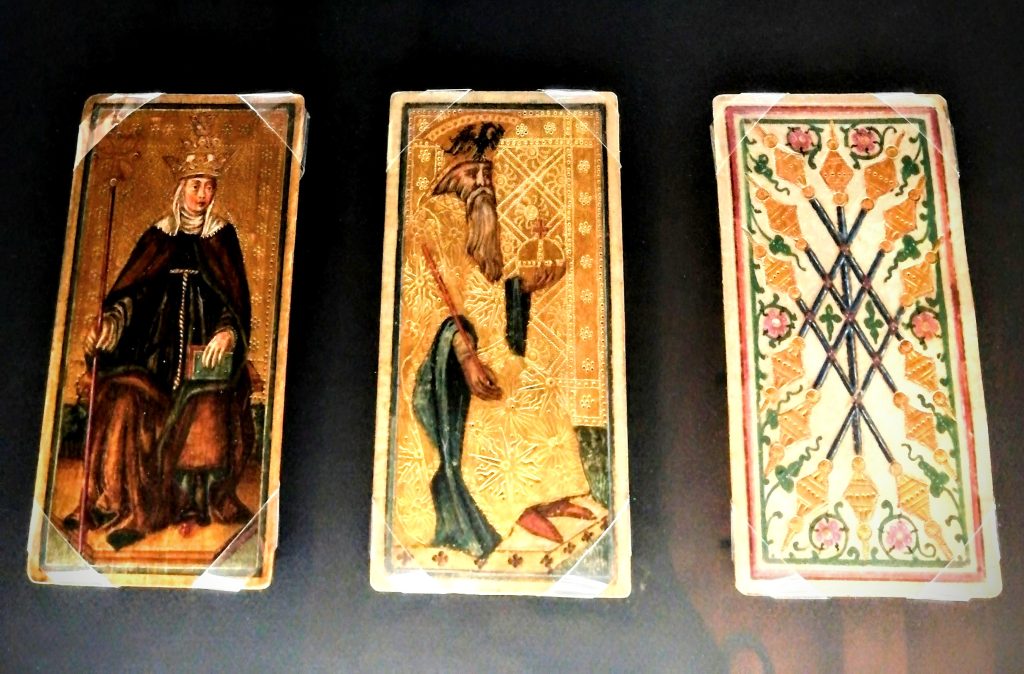 Fotografía tomada en una visita al Museo Fournier de Naipes de Álava.  Historia del Tarot evolutivo y terapéutico. Es un museo dedicado a la conservación, valoración, estudio y exposición de naipes, de todo el mundo y de todos los tiempos.