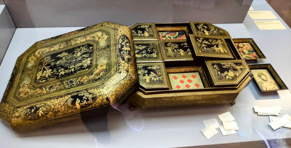 Fotografía de una bellísima caja dónde se conservan los naipes del Museo de Naipes de Vitoria. Origen y evolución del Tarot terapeutico.